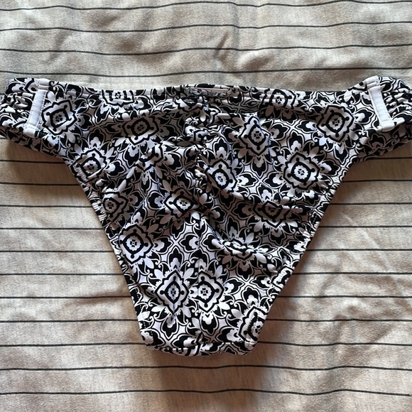 2/$15 Laundry by Shelli Segal Bikini Bottom XS - Picture 2 of 3